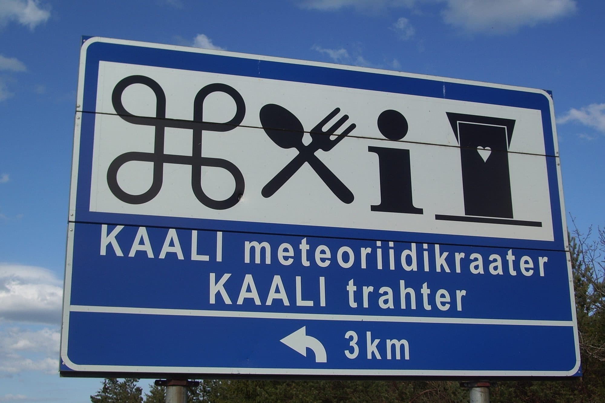 A road sign in Estonian pointing to the Kaali meteorite crater